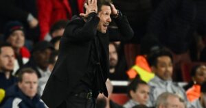 Final caliente en la Champions: el Cholo Simeone empujó a un ex directivo del Atlético de Madrid imagen-3
