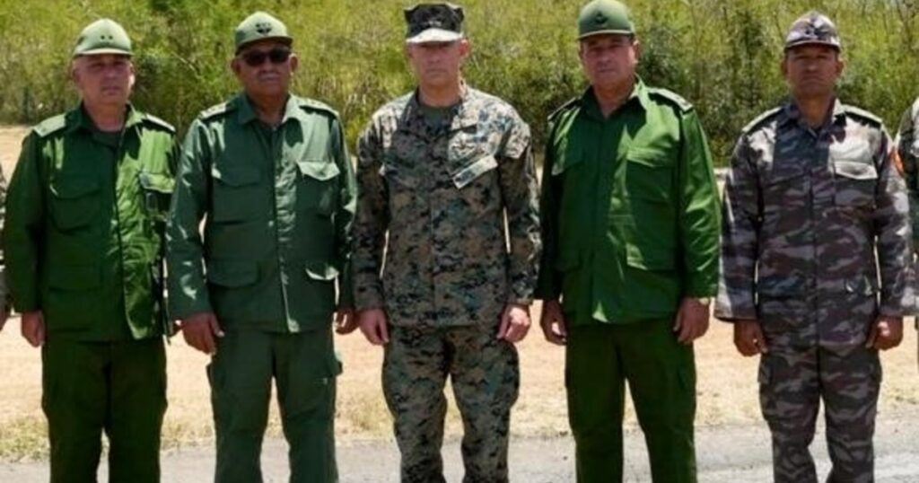 Sugestiva reunión en Guantánamo: el jefe militar de EE.UU. se reunió con un alto mando del Ejército cubano imagen-99