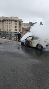 Un auto se prendió fuego en plena autopista 9 de Julio y ocasionó un corte de tránsito imagen-4