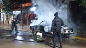 Una mujer discutió con un hombre en la calle y le prendió fuego el auto imagen-2
