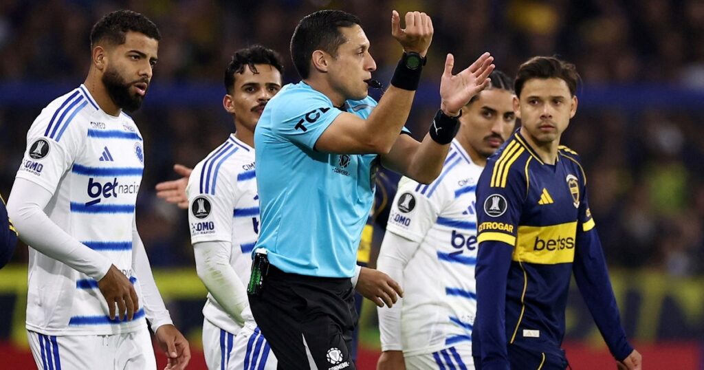 Grandes polémicas: el penal no cobrado y el gol anulado por mano a Boca vs. Cruzeiro en el final imagen-38