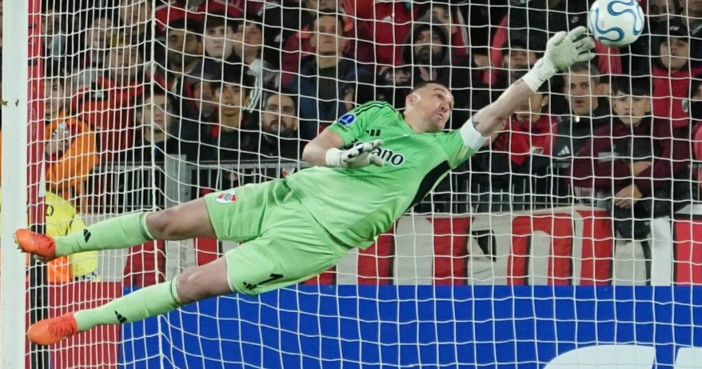 El regreso de Armani al arco de River después de 87 días: tres tapadas clave y la banca a Beltrán para la final imagen-5