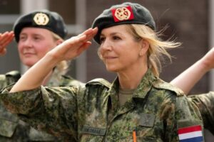 Máxima Zorreguieta completó la primera parte de su entrenamiento militar, recibió una distinción y tuvo una hinchada de imagen-2