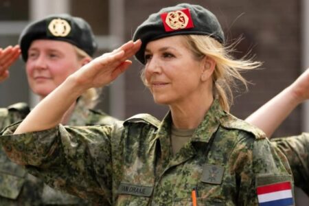 Máxima Zorreguieta completó la primera parte de su entrenamiento militar, recibió una distinción y tuvo una hinchada de imagen-6