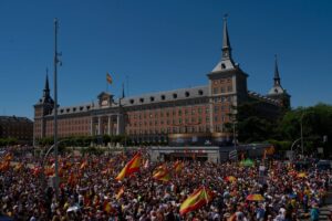 Una multitud se manifestó en las calles de Madrid para pedir la renuncia de Pedro Sánchez imagen-2