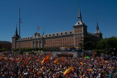 Una multitud se manifestó en las calles de Madrid para pedir la renuncia de Pedro Sánchez Una multitud se manifestó en las calles de Madrid para pedir la renuncia de Pedro Sánchez imagen-7