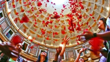 Video: la impactante lluvia de pétalos de rosa en el Panteón de Roma por Pentecostés imagen-8