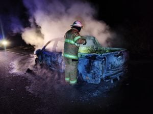 Una camioneta se incendió por completo sobre la Ruta Provincial 19 en Wanda imagen-6