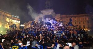 La fiesta del Inter campeón: Lautaro cantó desde el balcón imagen-3