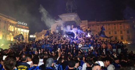 La fiesta del Inter campeón: Lautaro cantó desde el balcón imagen-12