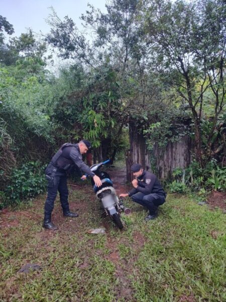 En amplios operativos barriales la policía recuperó una motocicleta y otros elementos robados imagen-64