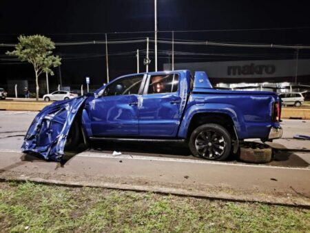 Grave siniestro vehicular en colectora de Posadas, conductor impactó el auto contra un semáforo imagen-20