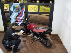 Retuvieron la moto a un adolescente por maniobras peligrosas, ruidos molestos y falta de documentación Retuvieron la moto a un adolescente por maniobras peligrosas, ruidos molestos y falta de documentación imagen-71