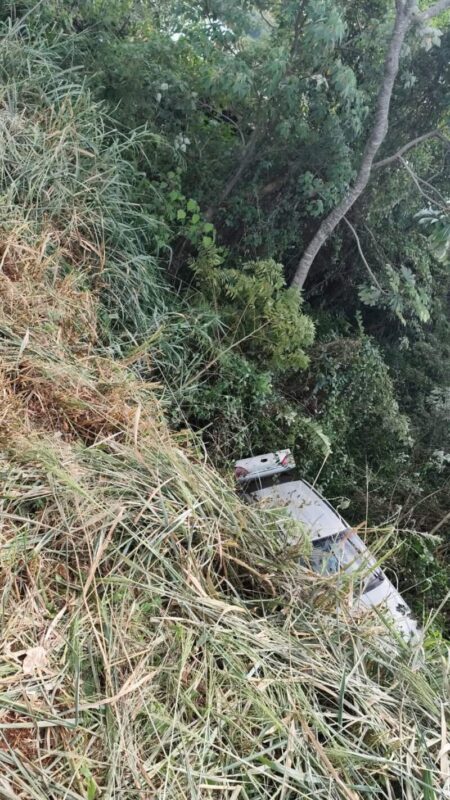 Tomaba mate junto a su auto y el vehículo terminó cayendo a un barranco en Corpus Christi imagen-5