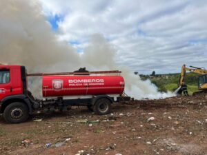 Bomberos combatieron un incendio de gran magnitud en un basural en San Isidro imagen-1