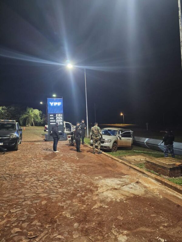 Andresito: quiso evadir un control, chocó contra un poste y fue detenido con una camioneta robada en Buenos Aires imagen-4