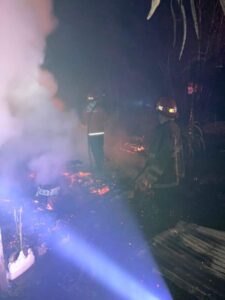 Voraz incendio en Santa Ana terminó en tragedia: hallaron un cuerpo tras remover los escombros imagen-1