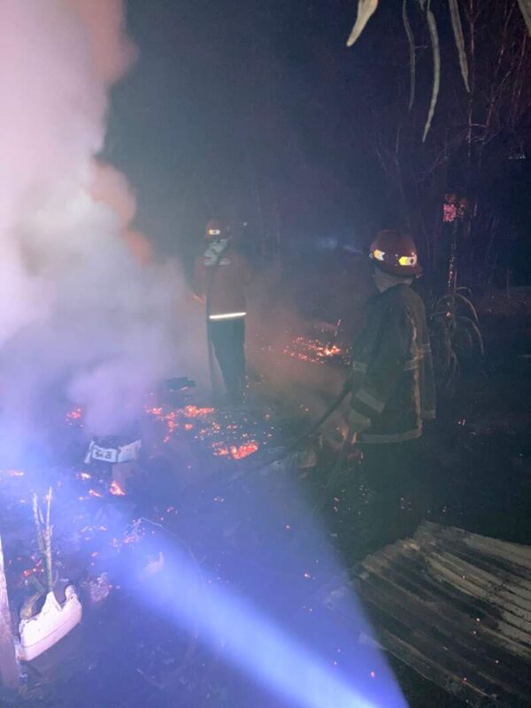 Voraz incendio en Santa Ana terminó en tragedia: hallaron un cuerpo tras remover los escombros imagen-5