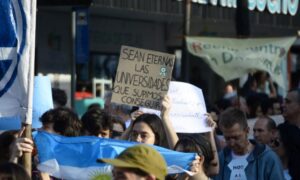 Universitarios vuelven a las calles para exigir el cumplimiento de la ley imagen-3