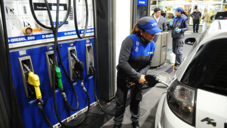 La nafta Súper pasó de $2.184 a $2.190 en estaciones de YPF en Posadas imagen-9