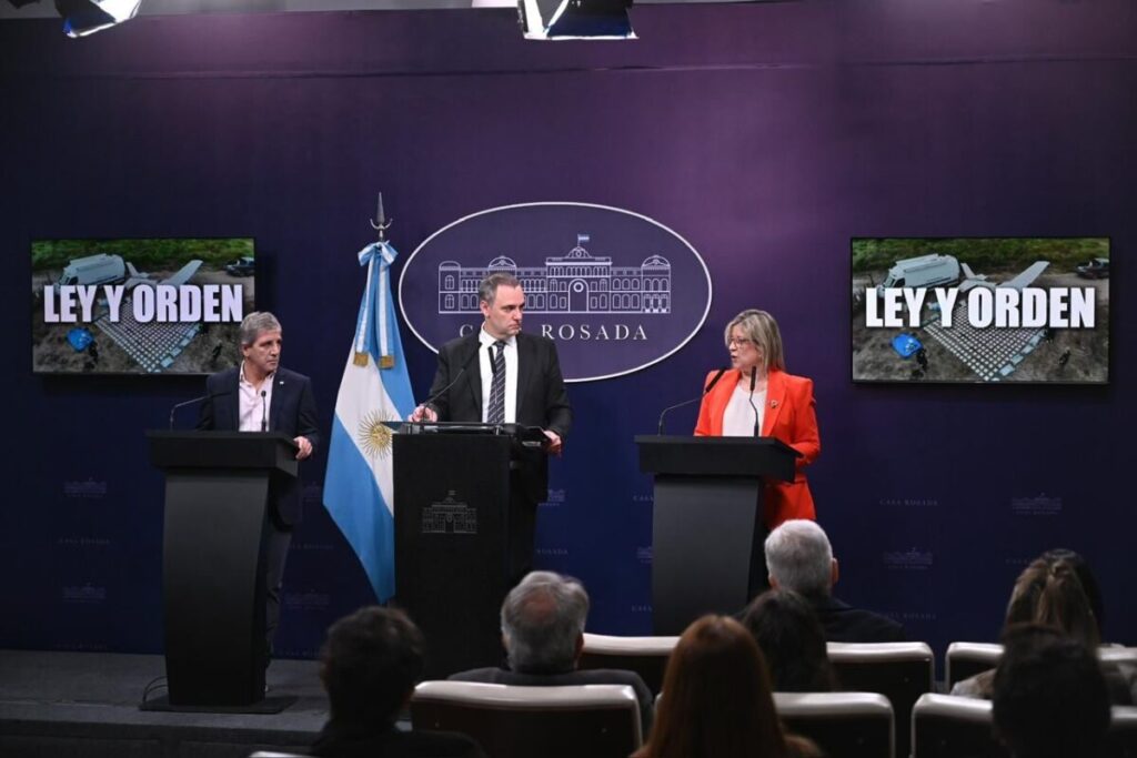 Adorni dio una conferencia de prensa sin alusiones a su situación judicial y Caputo se molestó por una pregunta imagen-95