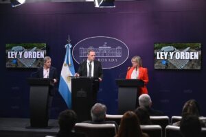 Adorni dio una conferencia de prensa sin alusiones a su situación judicial y Caputo se molestó por una pregunta imagen-3