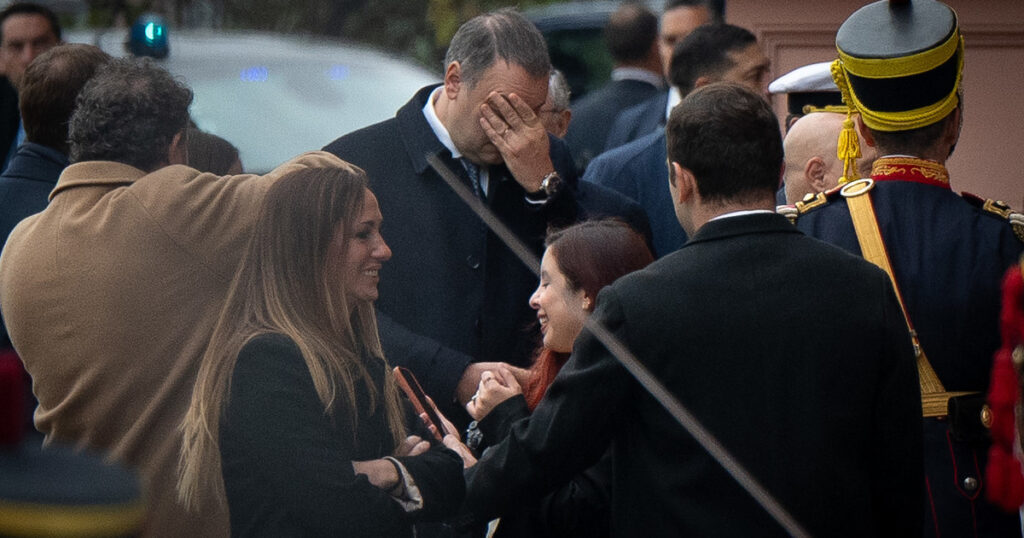 «Fin de mayo o la primera semana de junio»: Manuel Adorni sigue dilatando la presentación de su Declaración Jurada "Fin de mayo o la primera semana de junio": Manuel Adorni sigue dilatando la presentación de su Declaración Jurada imagen-96