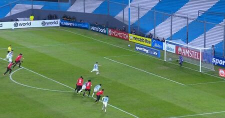 Tras la picada en el clásico, Maravilla convirtió de penal y superó a Milito en la historia de Racing imagen-15