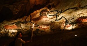 En 1940, un niño siguió a su perro a través de los árboles y terminó entrando en una cueva que había permanecido sellada durante milenios: allí encontró más de 2.000 imágenes y animales pintados hace 17.000 años imagen-3