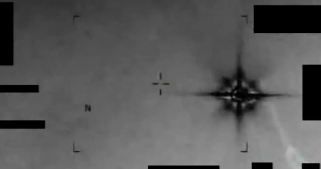 El Pentágono publicó un video de un misterioso objeto no identificado de 8 puntas imagen-94