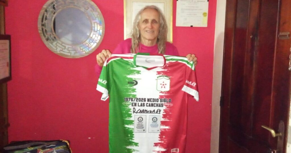 Sigue jugando con 64 años, tiene un récord Guinness y su sueño es regalarle su camiseta a Messi imagen-37