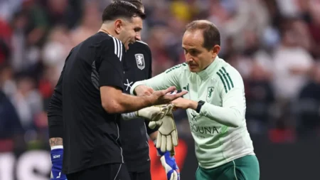 El plan de la Selección Argentina para Dibu Martínez tras confirmarse la fractura en el dedo – TyC Sports El plan de la Selección Argentina para Dibu Martínez tras confirmarse la fractura en el dedo - TyC Sports imagen-6