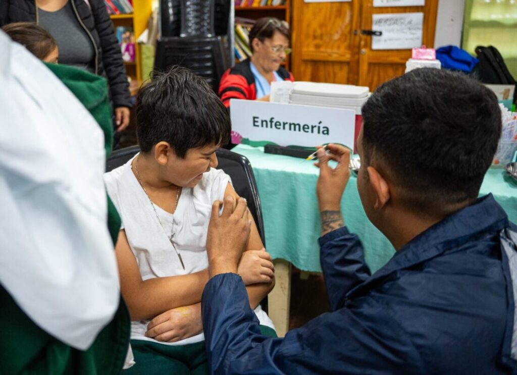 Vecinos de Itaembé Miní accedieron a controles y vacunación en un operativo municipal: “Nos acerca la salud al barrio” imagen-5