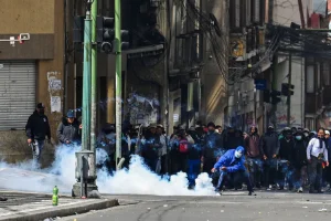 Bolivia | El gobierno prepara un operativo policial para liberar rutas y busca diálogo con campesinos que bloquean a La Paz imagen-3