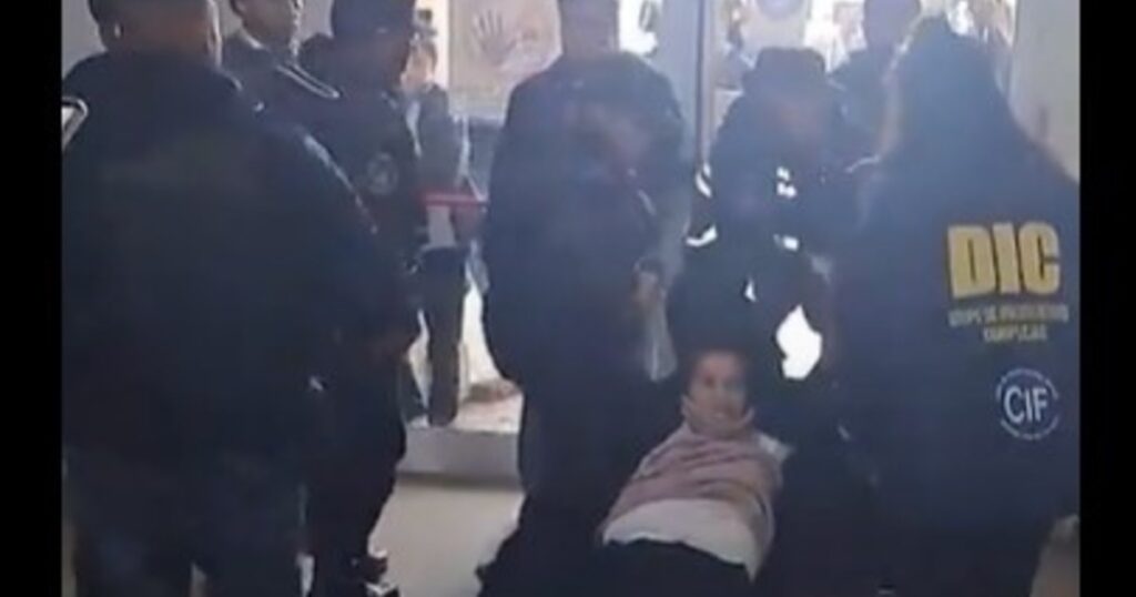 Salta: gritos, forcejeos y polémica por un hisopado en el caso del doble crimen de las turistas francesas Salta: gritos, forcejeos y polémica por un hisopado en el caso del doble crimen de las turistas francesas imagen-93