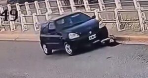 Tuvo un descuido y fue atropellada por su propio auto cuando intentaba arreglarlo imagen-3