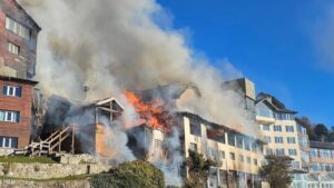 Feroz incendio en un histórico hotel turístico de Bariloche: el fuego habría comenzado por una quema de hojas secas imagen-2
