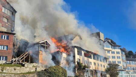 Feroz incendio en un histórico hotel turístico de Bariloche: el fuego habría comenzado por una quema de hojas secas imagen-7