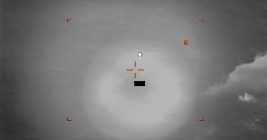 Filmaron un ovni "con forma de diamante" viajando a 804 km por hora imagen-101