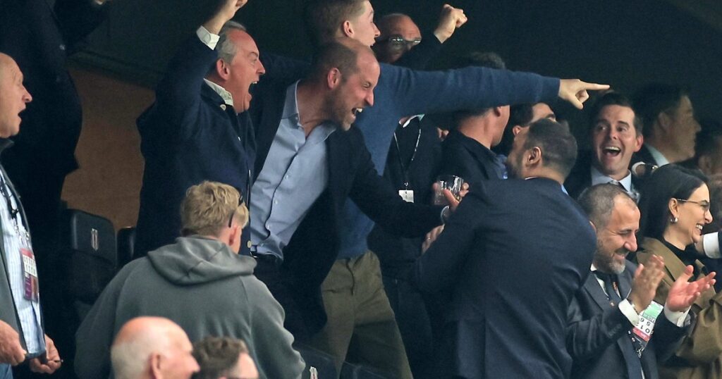 El descontrolado festejo del príncipe Guillermo de Inglaterra como un hincha más del Aston Villa imagen-96
