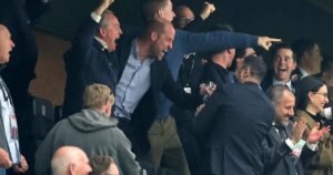 El descontrolado festejo del príncipe Guillermo de Inglaterra como un hincha más del Aston Villa imagen-4