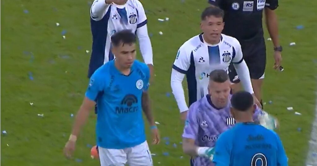Video: el escandaloso e insólito final del clásico entre Talleres y Belgrano imagen-44