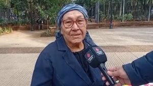 Con 79 años vende repasadores en el centro para complementar su jubilación imagen-1