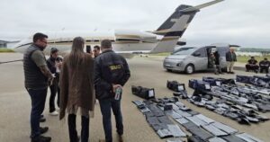Detuvieron en Paraguay al ganador de un concurso del youtuber MrBeast: viajaba en un avión que transportaba 260 kilos de marihuana imagen-3