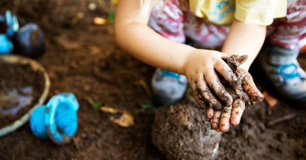 Cambio de paradigma: Finlandia reemplazó las superficies artificiales de los parques infantiles con elementos como barro, tierra e insectos, y los resultados sorprenden a los investigadores imagen-100