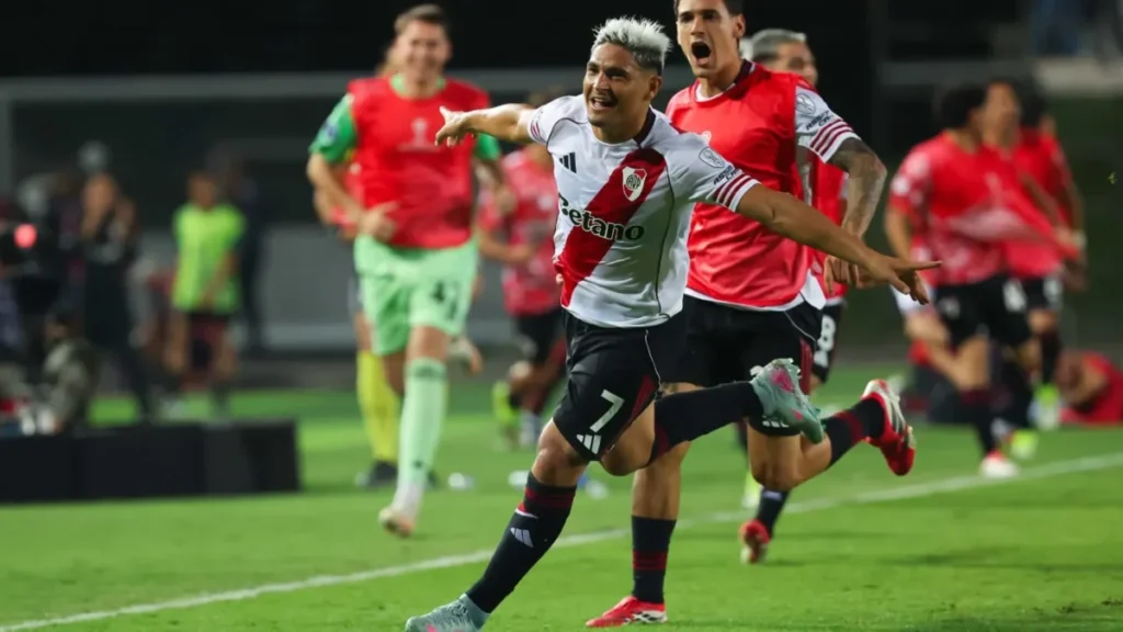 River venció a Carabobo con épica: falló un penal, le empataron con 10, le echaron a Beltrán y atajó Viña; r... imagen-40