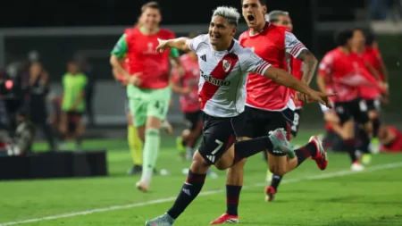 River venció a Carabobo con épica: falló un penal, le empataron con 10, le echaron a Beltrán y atajó Viña; r... imagen-6