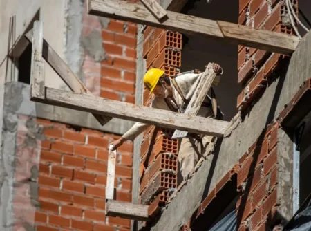La construcción sigue crítica pese a mejoras actuales imagen-15