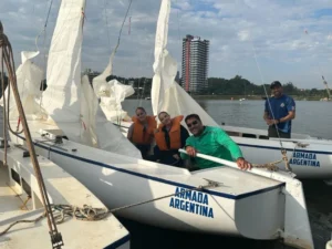 El Paraná fue escenario de la regata por el Día de la Armada imagen-3