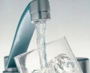 Proponen bajarle el IVA al agua potable para que pague lo mismo que los alimentos indispensables imagen-1